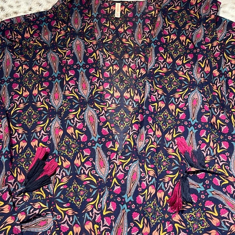 M/L Women’s multicolor pink and navy flower kimono with tassels